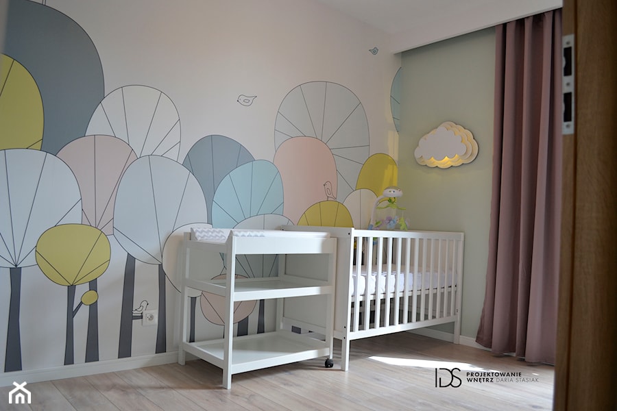 Pokój noworodka, 12m2 Wejherowo - Średni różowy szary pokój dziecka dla niemowlaka dla chłopca dla dziewczynki, styl skandynawski - zdjęcie od IDS projektowanie wnętrz