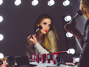 Lustro do makijażu - zdjęcie od MyMirro - profesjonalne lustra do makijażu z oświetleniem