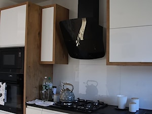 kuchnia 43 - Średnia otwarta z kamiennym blatem biała z zabudowaną lodówką z nablatowym zlewozmywakiem kuchnia jednorzędowa - zdjęcie od projekt ka