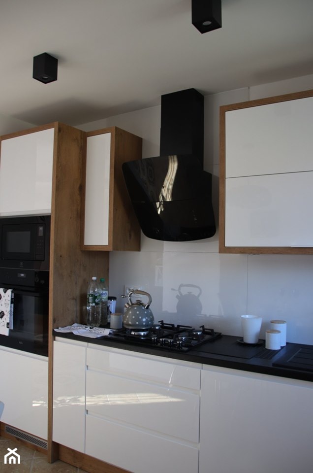 kuchnia 43 - Średnia otwarta z kamiennym blatem biała z zabudowaną lodówką z nablatowym zlewozmywakiem kuchnia jednorzędowa - zdjęcie od projekt ka