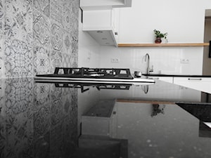 kuchnia 42 - Średnia zamknięta z kamiennym blatem biała szara z zabudowaną lodówką z nablatowym zlewozmywakiem kuchnia w kształcie litery l, styl prowansalski - zdjęcie od projekt ka
