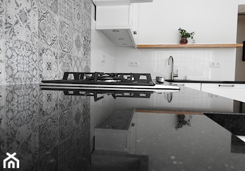 kuchnia 42 - Średnia zamknięta z kamiennym blatem biała szara z zabudowaną lodówką z nablatowym zlewozmywakiem kuchnia w kształcie litery l, styl prowansalski - zdjęcie od projekt ka