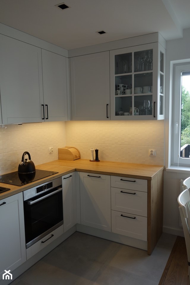 kuchnia 33 - Mała zamknięta biała szara z zabudowaną lodówką z nablatowym zlewozmywakiem kuchnia w kształcie litery l z oknem, styl skandynawski - zdjęcie od projekt ka