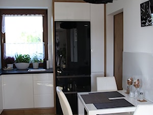 kuchnia 43 - Średnia zamknięta z kamiennym blatem biała z zabudowaną lodówką kuchnia w kształcie litery l z oknem - zdjęcie od projekt ka