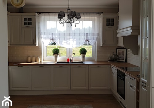 kuchnia 35 - Duża zamknięta biała z zabudowaną lodówką z nablatowym zlewozmywakiem kuchnia w kształcie litery l z oknem, styl prowansalski - zdjęcie od projekt ka