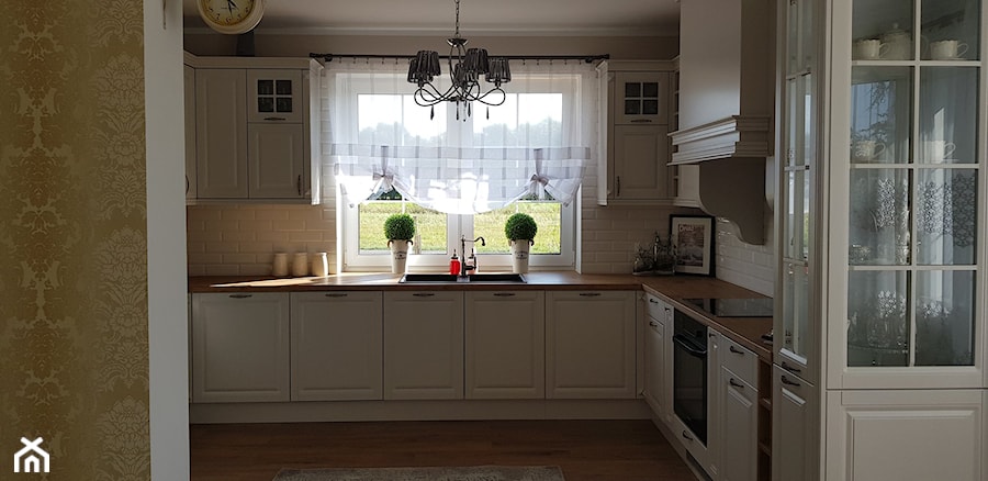 kuchnia 35 - Duża zamknięta biała z zabudowaną lodówką z nablatowym zlewozmywakiem kuchnia w kształcie litery l z oknem, styl prowansalski - zdjęcie od projekt ka