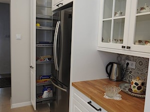 kuchnia 42 - Mała zamknięta szara z lodówką wolnostojącą kuchnia jednorzędowa, styl prowansalski - zdjęcie od projekt ka