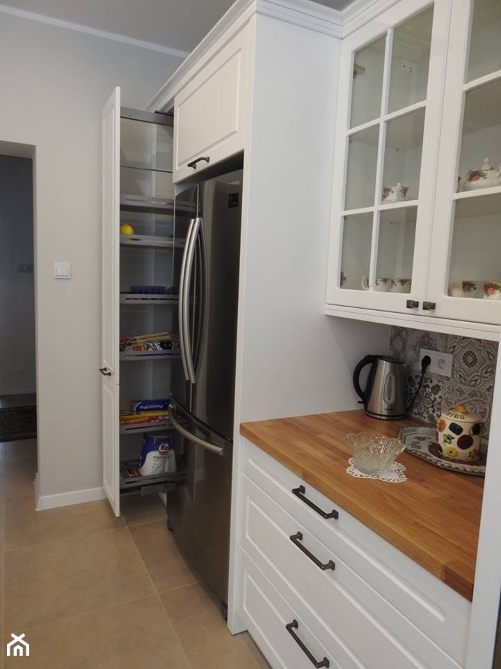 kuchnia 42 - Mała zamknięta szara z lodówką wolnostojącą kuchnia jednorzędowa, styl prowansalski - zdjęcie od projekt ka