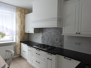 kuchnia 42 - Średnia zamknięta z kamiennym blatem biała szara z zabudowaną lodówką kuchnia w kształcie litery l z oknem, styl prowansalski - zdjęcie od projekt ka