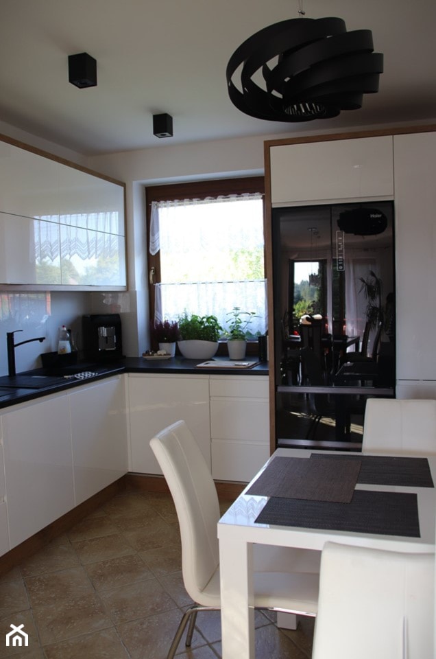 kuchnia 43 - Średnia zamknięta z kamiennym blatem biała z zabudowaną lodówką z podblatowym zlewozmywakiem kuchnia w kształcie litery l z oknem - zdjęcie od projekt ka