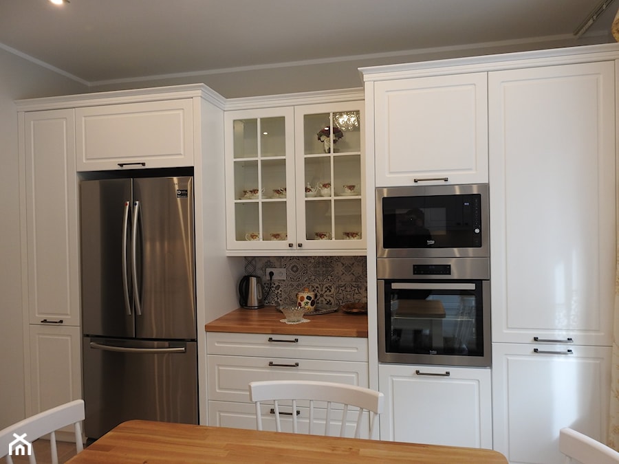kuchnia 42 - Mała zamknięta biała szara z zabudowaną lodówką z lodówką wolnostojącą kuchnia jednorzędowa z oknem, styl prowansalski - zdjęcie od projekt ka