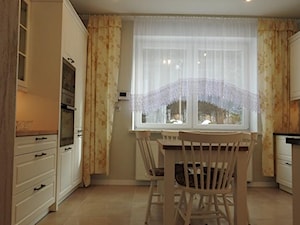 kuchnia 42 - Duża zamknięta szara z zabudowaną lodówką kuchnia dwurzędowa z oknem z marmurową podłogą, styl prowansalski - zdjęcie od projekt ka