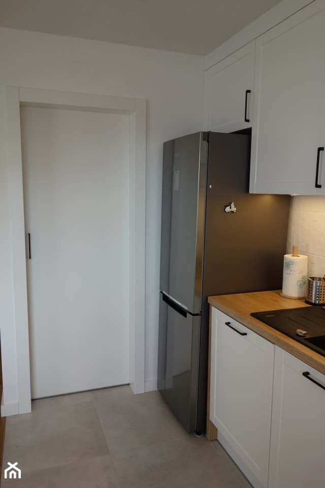 kuchnia 33 - Mała zamknięta biała z zabudowaną lodówką z nablatowym zlewozmywakiem kuchnia jednorzędowa, styl skandynawski - zdjęcie od projekt ka