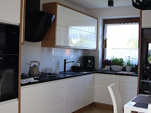 kuchnia 43 - Duża zamknięta z kamiennym blatem biała z zabudowaną lodówką z lodówką wolnostojącą z nablatowym zlewozmywakiem kuchnia w kształcie litery l z oknem - zdjęcie od projekt ka