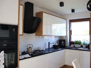 kuchnia 43 - Średnia zamknięta z kamiennym blatem biała z zabudowaną lodówką z lodówką wolnostojącą z nablatowym zlewozmywakiem kuchnia w kształcie litery l z oknem - zdjęcie od projekt ka