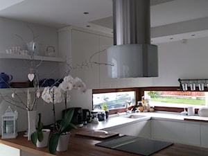 kuchnia 1 - Średnia otwarta z salonem biała z zabudowaną lodówką z lodówką wolnostojącą z podblatowym zlewozmywakiem kuchnia w kształcie litery u z oknem, styl nowoczesny - zdjęcie od projekt ka