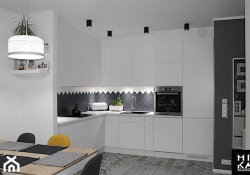 Mieszkanie nowoczesne - Średnia otwarta z salonem biała z zabudowaną lodówką kuchnia w kształcie litery l, styl nowoczesny - zdjęcie od MIKA Studio Projektowe