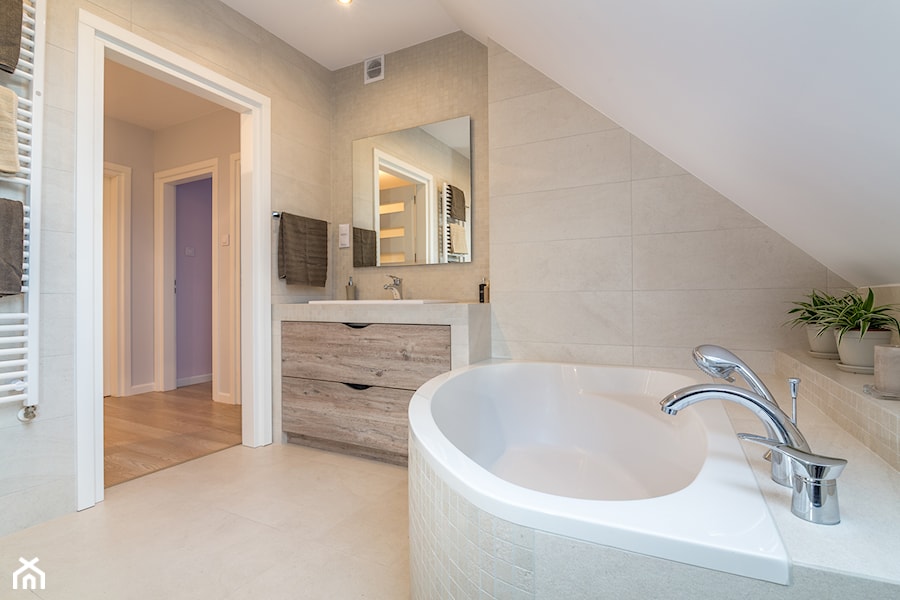 Baltazar - Średnia na poddaszu jako pokój kąpielowy z punktowym oświetleniem łazienka z oknem - zdjęcie od MarcinLitwa