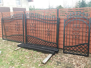 brama dwuskrzydłowa malowana proszkowo - zdjęcie od kowalstwokubala