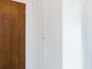 Niebanalne rozwiązania na Wilanowie - Mały biały hol / przedpokój, styl skandynawski - zdjęcie od Deer Design