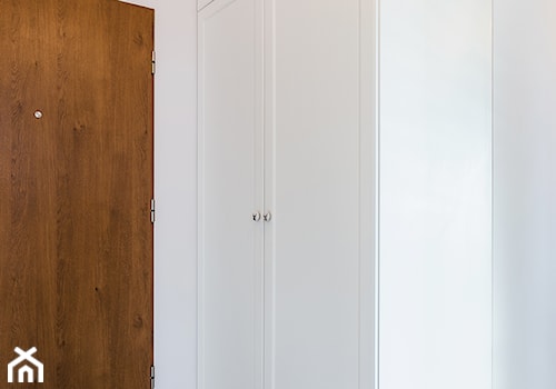 Niebanalne rozwiązania na Wilanowie - Mały biały hol / przedpokój, styl skandynawski - zdjęcie od Deer Design