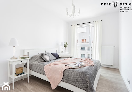 Bazując na bieli - Mała biała sypialnia, styl nowoczesny - zdjęcie od Deer Design