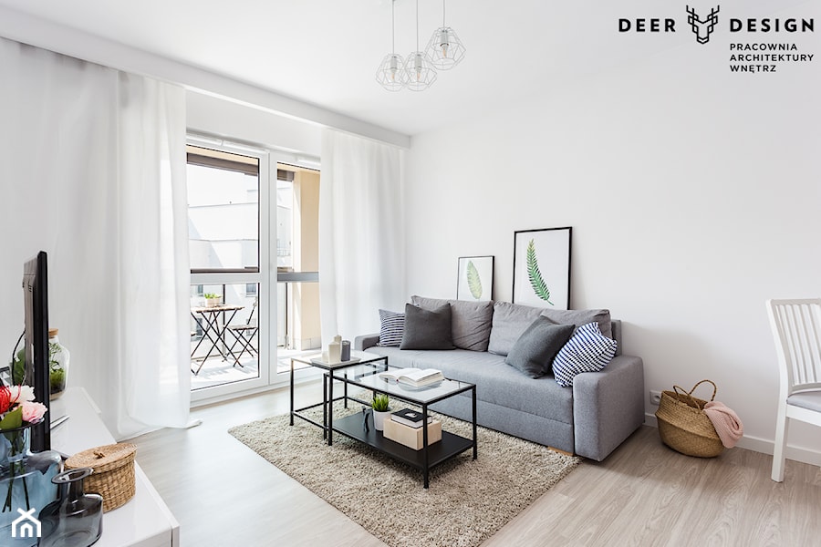 Bazując na bieli - Mały biały salon z jadalnią z tarasem / balkonem, styl nowoczesny - zdjęcie od Deer Design