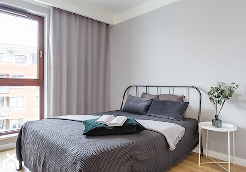 W spokojnym tonie - Średnia szara sypialnia, styl skandynawski - zdjęcie od Deer Design