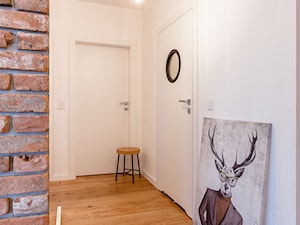 Na Saskiej Kępie w stylu loftowym - Średni biały hol / przedpokój, styl industrialny - zdjęcie od Deer Design
