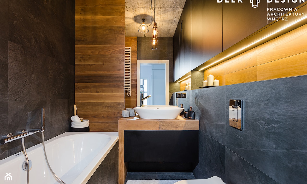 industrialna łazienka, czarna łazienka, łazienka z wanną, drewno na ścianie w łazience