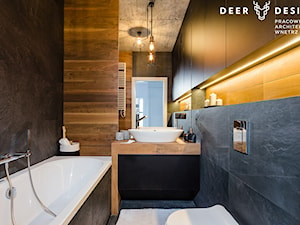 Niebanalne rozwiązania na Wilanowie - Mała na poddaszu bez okna z lustrem łazienka, styl industrialny - zdjęcie od Deer Design