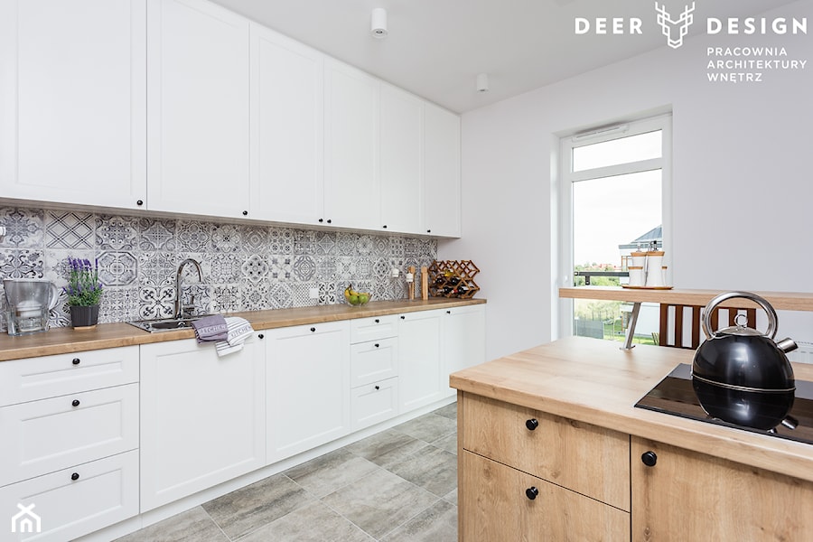 Dwupoziomowe mieszkanie w stylu skandynawskim - Duża z salonem biała z zabudowaną lodówką z podblatowym zlewozmywakiem kuchnia jednorzędowa z wyspą lub półwyspem z oknem, styl skandynawski - zdjęcie od Deer Design