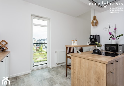 Dwupoziomowe mieszkanie w stylu skandynawskim - Średnia zamknięta biała z zabudowaną lodówką z lodówką wolnostojącą kuchnia w kształcie litery l z oknem, styl skandynawski - zdjęcie od Deer Design