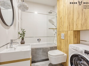 Z turkusowym akcentem - Średnia bez okna z pralką / suszarką łazienka, styl skandynawski - zdjęcie od Deer Design