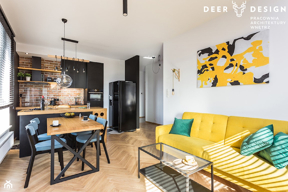 mieszkanie w bloku, żółta kanapa, salon z kuchnią