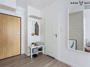 Bazując na bieli - Średni z wieszakiem biały hol / przedpokój, styl nowoczesny - zdjęcie od Deer Design