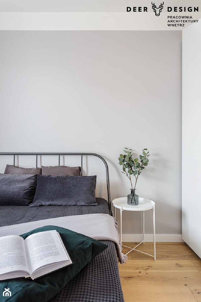 W spokojnym tonie - Mała szara sypialnia, styl skandynawski - zdjęcie od Deer Design
