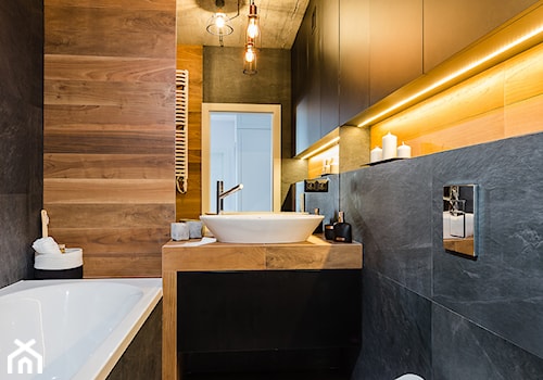 Niebanalne rozwiązania na Wilanowie - Mała na poddaszu bez okna z lustrem łazienka, styl industrialny - zdjęcie od Deer Design