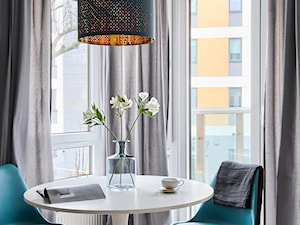 Na zasadzie kontrastu - Mała szara jadalnia jako osobne pomieszczenie, styl skandynawski - zdjęcie od Deer Design