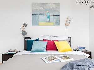 Dwupoziomowe mieszkanie w kolor ubrane - Mała biała sypialnia, styl skandynawski - zdjęcie od Deer Design
