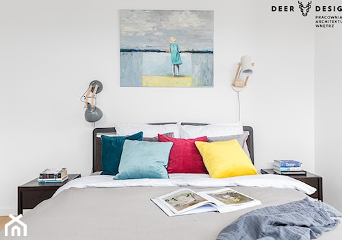 Dwupoziomowe mieszkanie w kolor ubrane - Mała biała sypialnia, styl skandynawski - zdjęcie od Deer Design