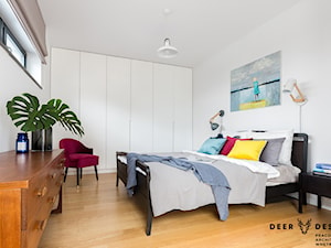 Dwupoziomowe mieszkanie w kolor ubrane - Średnia biała sypialnia, styl skandynawski - zdjęcie od Deer Design