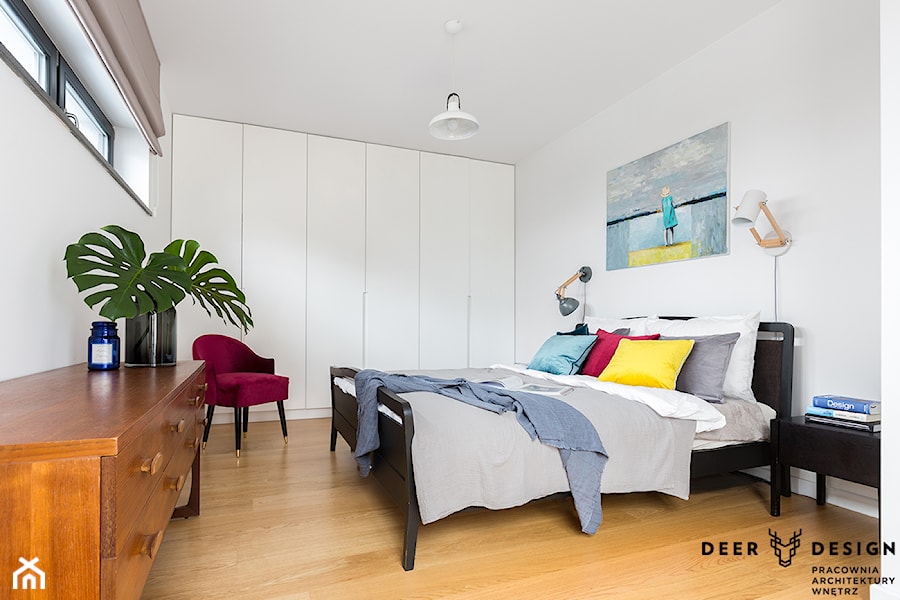 Dwupoziomowe mieszkanie w kolor ubrane - Średnia biała sypialnia, styl skandynawski - zdjęcie od Deer Design
