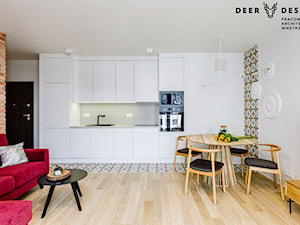 Romantycznie z Kolorem - Średnia otwarta z salonem biała szara z zabudowaną lodówką z nablatowym zlewozmywakiem kuchnia jednorzędowa, styl skandynawski - zdjęcie od Deer Design