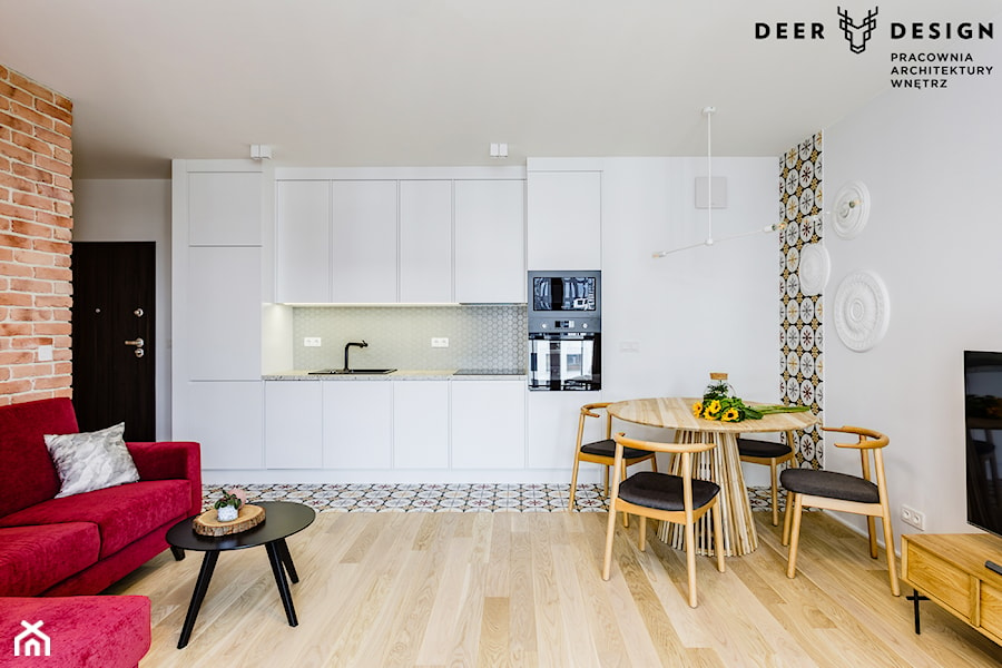 Romantycznie z Kolorem - Średnia otwarta z salonem biała szara z zabudowaną lodówką z nablatowym zlewozmywakiem kuchnia jednorzędowa, styl skandynawski - zdjęcie od Deer Design