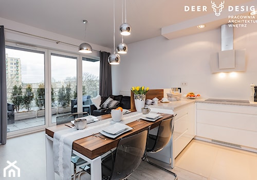 Przytulnie na Gocławku - Średnia otwarta z salonem biała z zabudowaną lodówką kuchnia w kształcie litery l z oknem, styl nowoczesny - zdjęcie od Deer Design