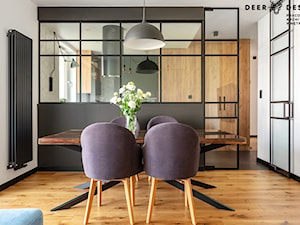 Soft loft i drewno - Średni biały czarny salon z kuchnią z jadalnią, styl skandynawski - zdjęcie od Deer Design