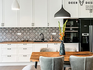 Domowy Eklektyzm - Średnia otwarta z salonem biała szara z zabudowaną lodówką z lodówką wolnostojącą z nablatowym zlewozmywakiem kuchnia jednorzędowa z oknem, styl skandynawski - zdjęcie od Deer Design