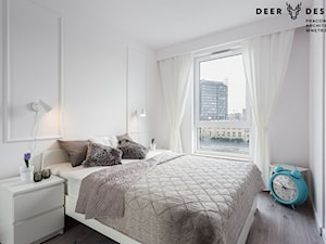 Klasyka, biel i spójność - Średnia biała sypialnia, styl skandynawski - zdjęcie od Deer Design