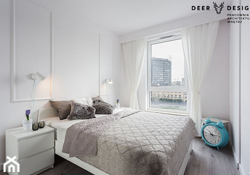 Klasyka, biel i spójność - Średnia biała sypialnia, styl skandynawski - zdjęcie od Deer Design